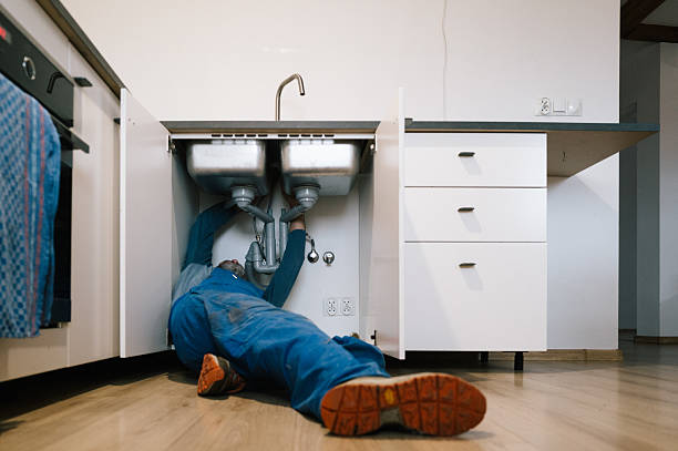 Professional Emergency Plumber technician working in Teaberry, KY